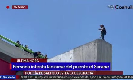 Policías salvan a hombre que intentó lanzarse del puente El Sarape