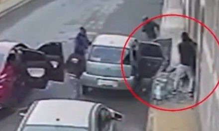 Video: Mujer lucha con todas sus fuerzas y con ayuda de sus vecinos logra frustrar su intento de secuestro en Edomex