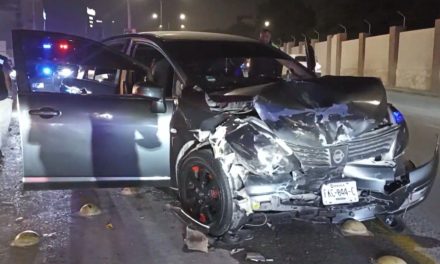 Conductor se incorpora sin precaución, ocasiona accidente y termina en riña al norte de Saltillo