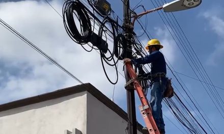Se retira el cableado en desuso en el Distrito Centro de Saltillo