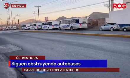 Transportes de personal siguen obstruyendo carril en Isidro López Zertuche