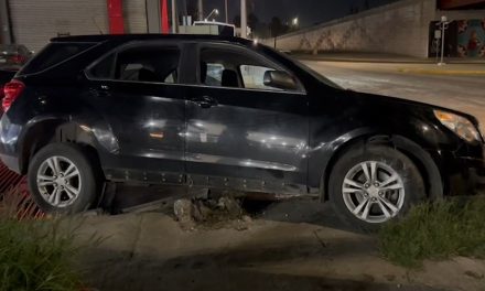 Tráiler embiste camioneta al no medir sus dimensiones para dar vuelta en Saltillo