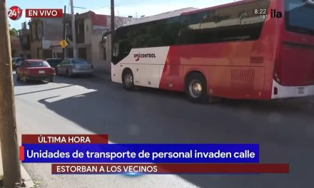 Saltillo: Transportes de personal usan calle del Centro Histórico como estacionamiento