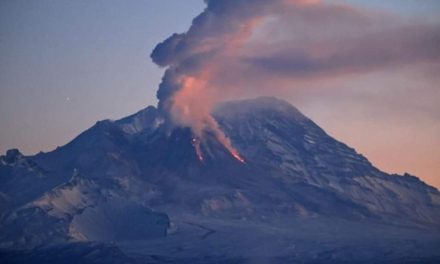 Volcán más alto de Eurasia entra en erupción tras el potente terremoto en Rusia