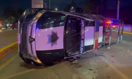 Vuelca patrulla de policía municipal en Saltillo