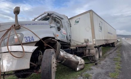 Vuelca tráiler en la 57 en el tramo de la Carbonera