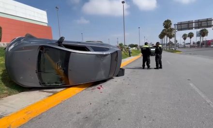 Vuelca auto tras recibir un cerrón en bulevar Nazario Ortiz Garza