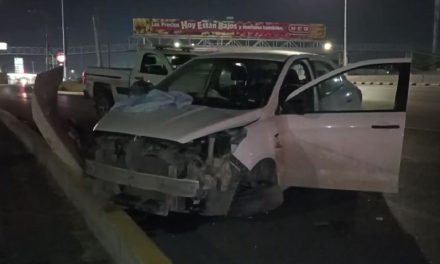 Choca contra muro de contención tras esquivar un bulto en Saltillo