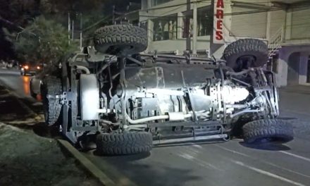 Alcoholizado choca contra auto estacionado y vuelca su camioneta en Saltillo