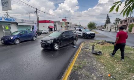 Aparatoso choque en la Colonia Vicente Guerrero de Saltillo deja solo daños materiales