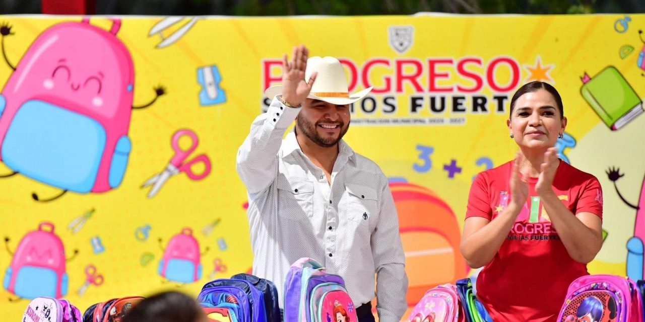 Entregan mochilas a estudiantes de Progreso