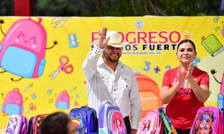 Entregan mochilas a estudiantes de Progreso