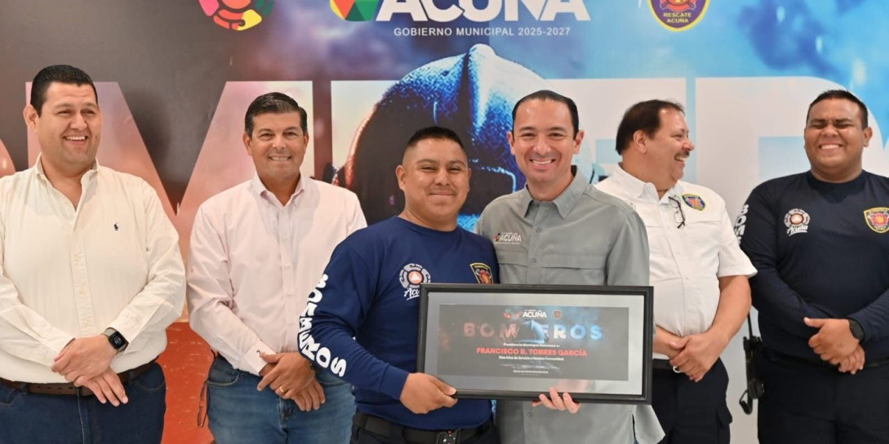 Entregan reconocimientos a bomberos en su día