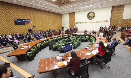 Sheinbaum critica a exconsejeros del INE y defiende reforma electoral