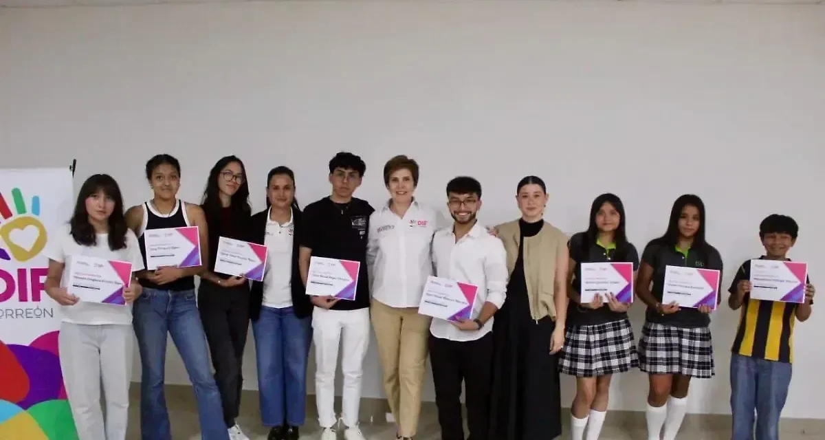 DIF Torreón entrega becas completas a nueve estudiantes para continuar sus estudios
