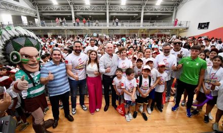 Román Cepeda clausura cursos de verano con rifa de bicicletas