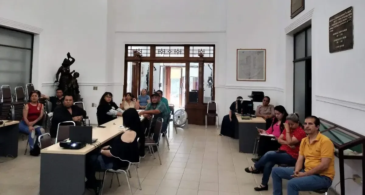 Instruyen a trabajadores del Archivo Municipal en difusión de archivos