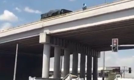 Hombre sobrevive tras  lanzarse desde un puente