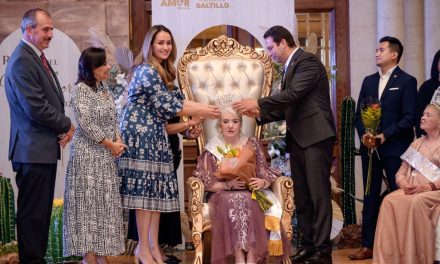 Javier Díaz corona a la nueva Reina de las Personas Adultas Mayores