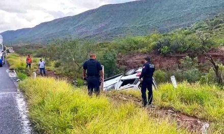 Miembros del DIF Ramos Arizpe sufren accidente carretero