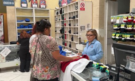 Padres de familia adelantan compra de uniformes