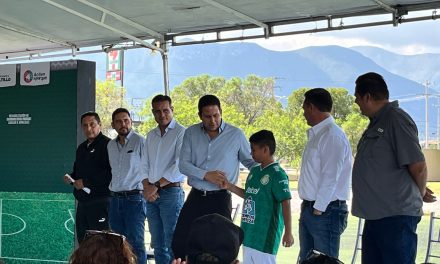 Rehabilitan campo de futbol del parque Carlos R. González