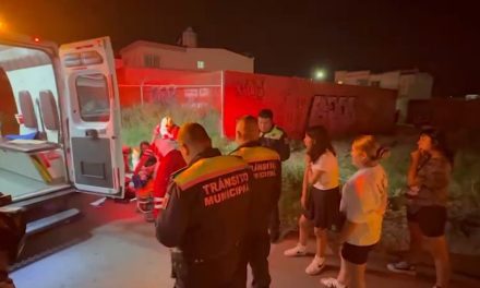 Auto arrolla a madre e hija y se da a la fuga en Saltillo