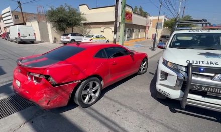 Automovilista ignora luz roja y provoca accidente en el centro de Saltillo