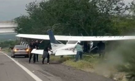 Video: Avioneta aterriza de emergencia en la la Maxipista Mazatlán-Culiacán