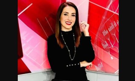 Azucena Uresti reta a Noroña a comprobar que tiene propiedad millonaria