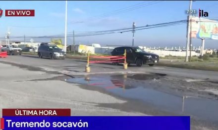 Arteaga: Reportan tremendo bache en bulevar Valdez Sánchez