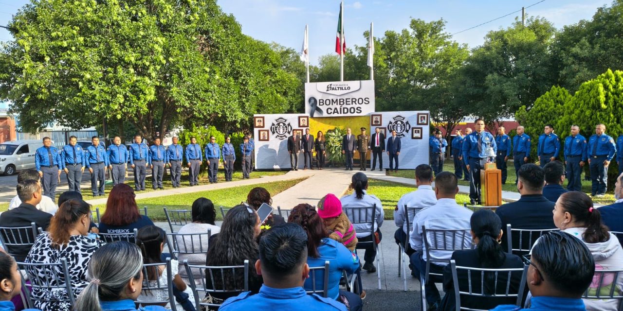 Rinden homenaje a los bomberos caídos en Saltillo