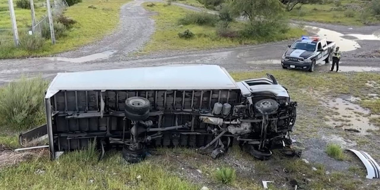 Cae tráiler desde un puente en la carretera 57; hay dos lesionados