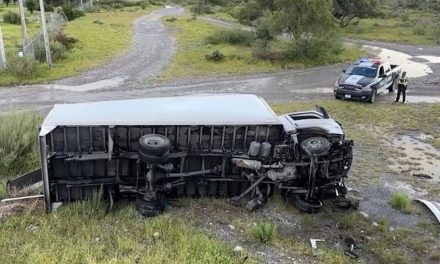 Cae tráiler desde un puente en la carretera 57; hay dos lesionados