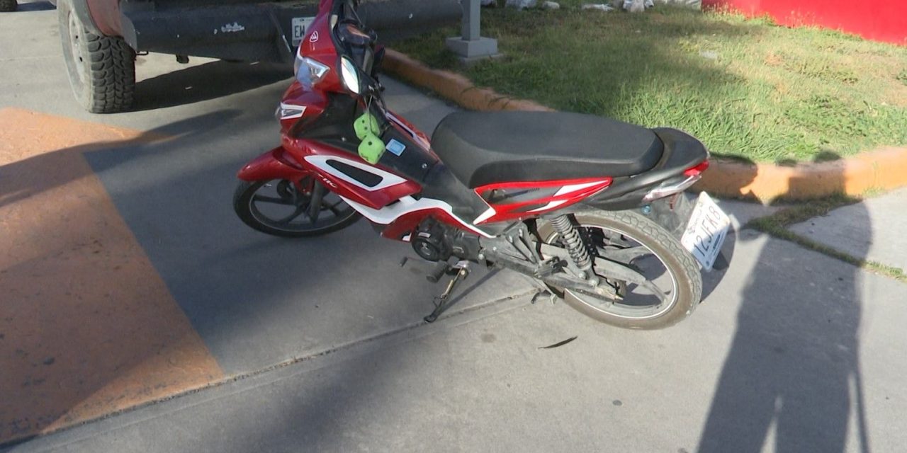 Camioneta embiste a motociclista en Saltillo