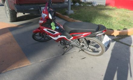 Camioneta embiste a motociclista en Saltillo