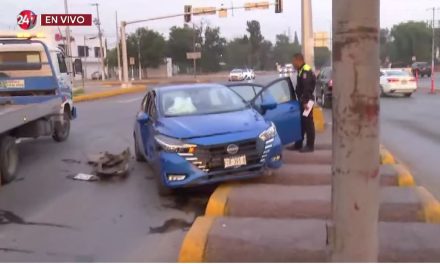 Saltillo: Da vuelta prohibida y provoca choque en periférico y Valdés Sánchez