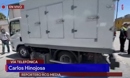Saltillo: Camión de más de 3 toneladas no hace alto y choca contra un taxi