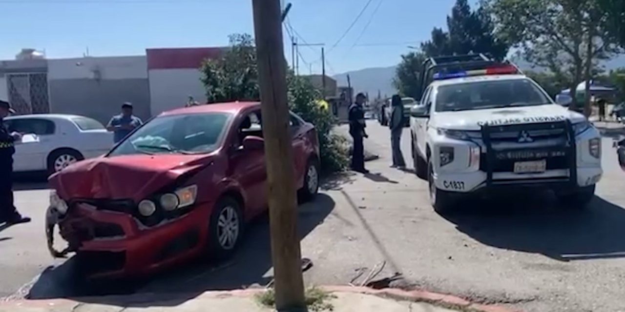 Conductor se queda dormido al volante y provoca choque en el Centro de Saltillo
