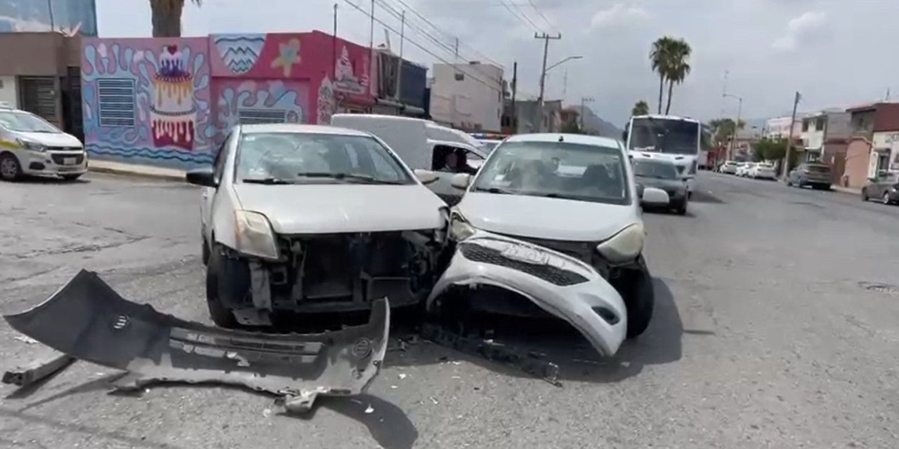 Ignora luz roja en el cruce de Francisco Coss e Ignacio la Llave