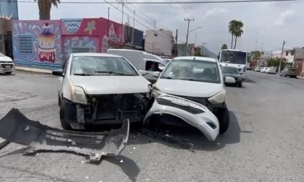 Ignora luz roja en el cruce de Francisco Coss e Ignacio la Llave