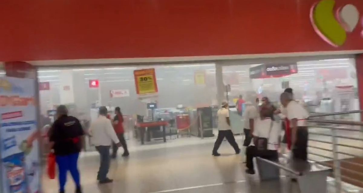 Incendio en Soriana causa evacuación en Parque Delta de la CDMX