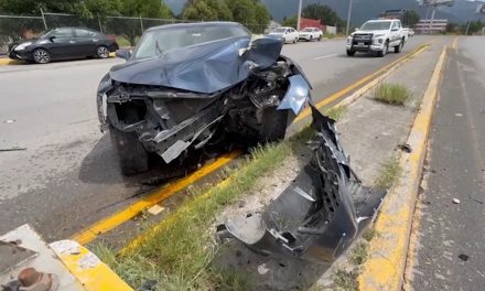 Destroza su Camaro tras impactarse contra un semáforo en bulevar Emilio Arizpe