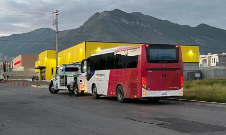 Saltillo: Transporte de personal le quita el derecho de paso a motociclista y lo impacta en Parajes de Sana Elena