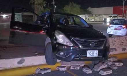 Dos ebrios salen de fiesta y chocan contra una barda en Saltillo
