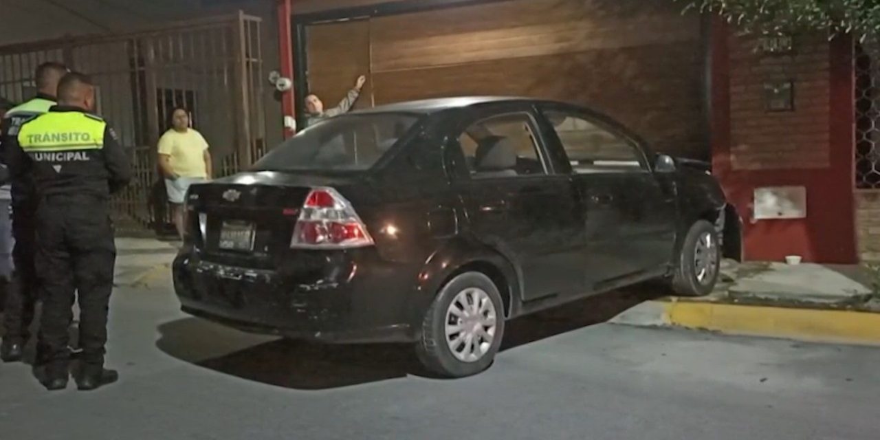 Ebrio se estrella contra una casa en Saltillo al quedarse dormido