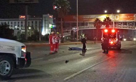Saltillo: Motociclista encuentra su muerte a máxima velocidad al chocar contra un vehículo en V. Carranza