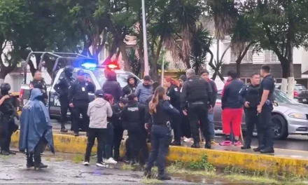 Riña de comerciantes afuera del estadio Cuauhtémoc deja una mujer muerta en Puebla