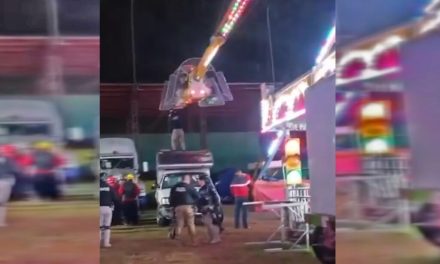 Juego mecánico sufre una falla y deja atrapadas a 8 personas en el aire (video)