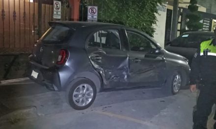 Saltillo: Conductora evita caer en un bache pero golpea a vehículo estacionado en la 2000